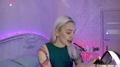 Snapshot of lillimooore chatting on 11/13/25, 12:31 LilliMoore online show from 11/13/25, 12:31