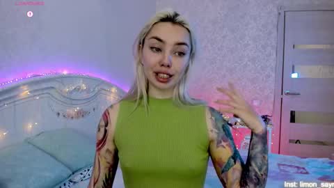 Snapshot of lillimooore chatting on 12/02/25, 12:49 LilliMoore online show from 12/02/25, 12:49