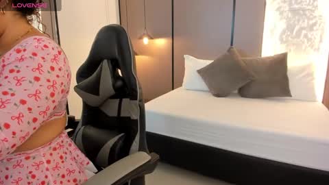 L I L L Y online show from 11/06/25, 12:17