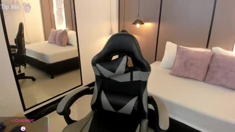 L I L L Y online show from 11/08/25, 12:16