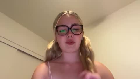 Snapshot of lillysweetsss chatting on 09/25/25, 06:17 Lilly online show from 09/25/25, 06:17