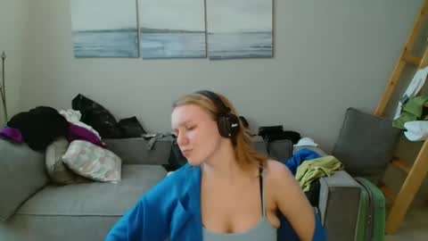 Lily dollyx online show from 10/22/25, 10:15