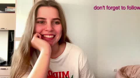 Snapshot of lily_smily chatting on 12/18/24, 11:24 Lily online show from 12/18/24, 11:24