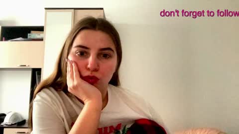 Snapshot of lily_smily chatting on 12/19/24, 11:29 Lily online show from 12/19/24, 11:29