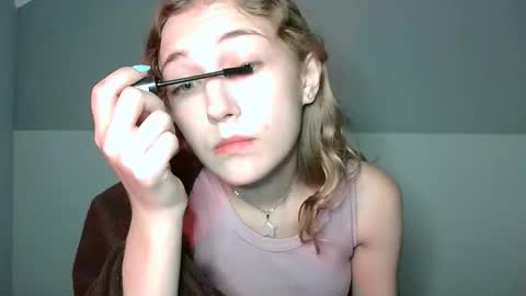 Snapshot of lily_tayberry chatting on 09/11/25, 03:23 small lily online show from 09/11/25, 03:23