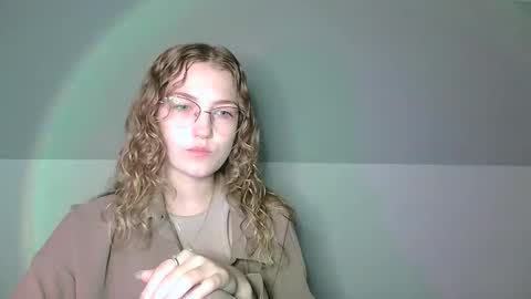 Snapshot of lily_tayberry chatting on 09/19/25, 06:04 small lily online show from 09/19/25, 06:04