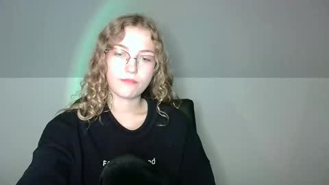 Snapshot of lily_tayberry chatting on 10/01/25, 03:18 small lily online show from 10/01/25, 03:18