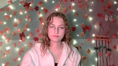 Snapshot of lily_tayberry chatting on 10/03/25, 06:10 small lily online show from 10/03/25, 06:10