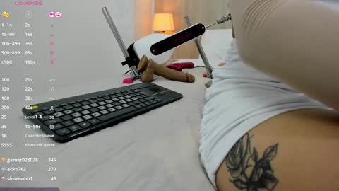 Snapshot of lina_garcia chatting on 12/27/24, 02:22 online show from 12/27/24, 02:22