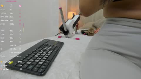 Snapshot of lina_garcia chatting on 03/02/25, 02:43 online show from 03/02/25, 02:43