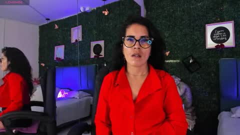 Lina  online show from 11/19/25, 11:43