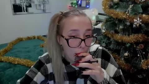 Snapshot of linatruly chatting on 12/23/24, 08:14 Lina online show from 12/23/24, 08:14
