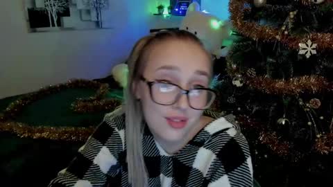 Snapshot of linatruly chatting on 12/23/24, 11:17 Lina online show from 12/23/24, 11:17