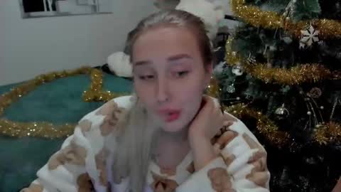 Snapshot of linatruly chatting on 12/25/24, 09:00 Lina online show from 12/25/24, 09:00