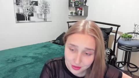 Snapshot of linatruly chatting on 01/18/25, 12:35 Lina online show from 01/18/25, 12:35