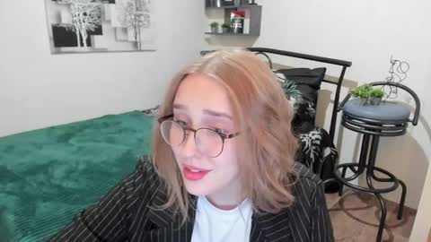 Snapshot of linatruly chatting on 01/25/25, 12:06 Lina online show from 01/25/25, 12:06