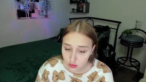 Snapshot of linatruly chatting on 02/28/25, 12:43 Lina online show from 02/28/25, 12:43