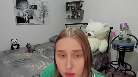 Snapshot of linatruly chatting on 03/12/25, 12:53 Lina online show from 03/12/25, 12:53