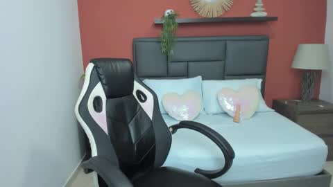 Snapshot of linda_rios_ chatting on 12/19/24, 01:07 L I N D A online show from 12/19/24, 01:07