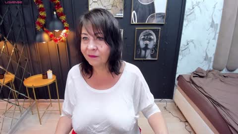 Snapshot of lindahottie chatting on 12/28/24, 05:33 Linda online show from 12/28/24, 05:33