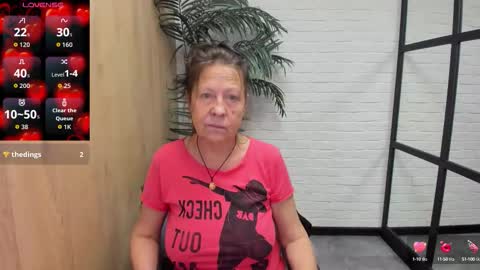 Snapshot of lindahottie chatting on 09/18/25, 01:13 Linda online show from 09/18/25, 01:13