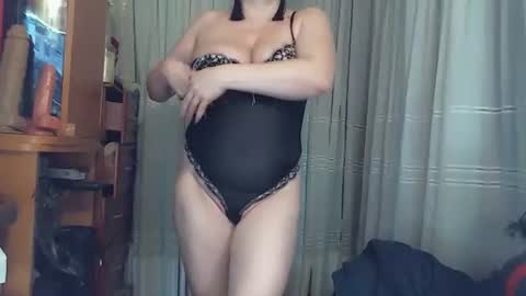 Snapshot of lindasweet53 chatting on 11/15/25, 10:01 lindasweet53 online show from 11/15/25, 10:01