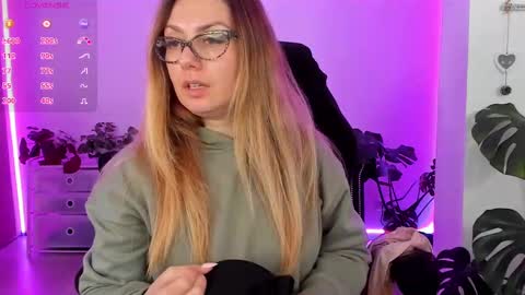 Snapshot of lindawhite_ chatting on 02/10/25, 09:25 Linda -- online show from 02/10/25, 09:25