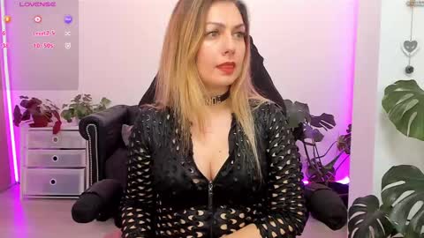 Snapshot of lindawhite_ chatting on 02/11/25, 04:13 Linda -- online show from 02/11/25, 04:13