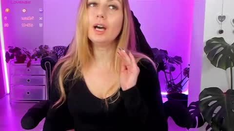 Snapshot of lindawhite_ chatting on 02/15/25, 09:48 Linda -- online show from 02/15/25, 09:48