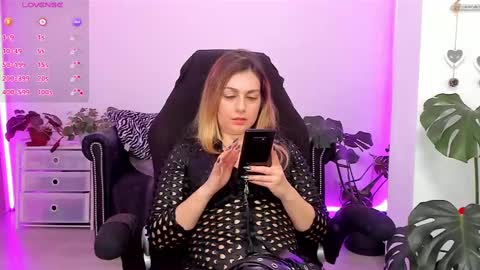 Snapshot of lindawhite_ chatting on 02/17/25, 04:59 Linda -- online show from 02/17/25, 04:59
