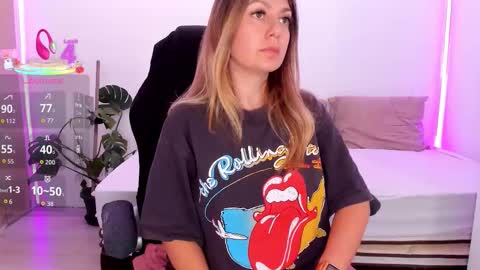 Snapshot of lindawhite_ chatting on 09/21/25, 04:08 Linda -- online show from 09/21/25, 04:08