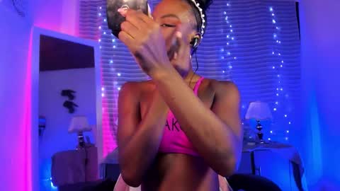 Snapshot of linsyadams chatting on 11/18/25, 10:36 online show from 11/18/25, 10:36