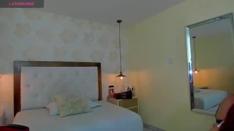  L I N Z I online show from 11/16/25, 12:33