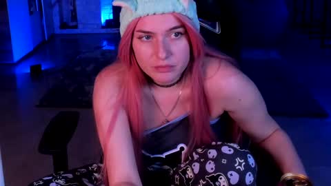 Snapshot of lisa_elfy chatting on 02/11/25, 11:01 lisa_elfy online show from 02/11/25, 11:01