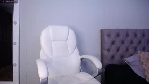 Snapshot of litle_lola chatting on 09/20/25, 08:37 LOLA online show from 09/20/25, 08:37