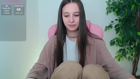 Snapshot of little_cherry___ chatting on 09/18/25, 06:37 Lana online show from 09/18/25, 06:37