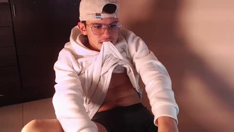 Snapshot of little_daniell chatting on 11/15/25, 04:43 Daniel online show from 11/15/25, 04:43