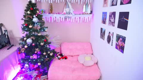 Snapshot of little_effy18_ chatting on 12/20/24, 02:52 Little Effy online show from 12/20/24, 02:52