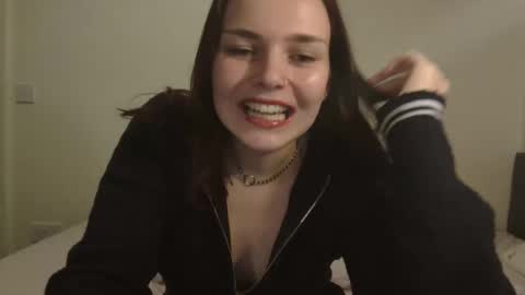 Snapshot of little_kinky_gal chatting on 10/20/25, 07:47 little_kinky_gal online show from 10/20/25, 07:47
