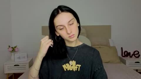 Snapshot of little_mollee chatting on 10/16/25, 08:10 little_mollee online show from 10/16/25, 08:10