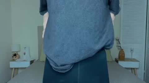 Snapshot of little_mollee chatting on 11/10/25, 09:47 little_mollee online show from 11/10/25, 09:47