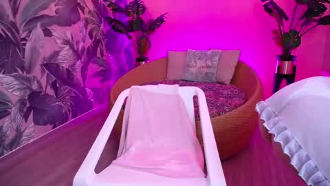 Snapshot of little_paulette chatting on 11/08/25, 01:33 Paulette online show from 11/08/25, 01:33