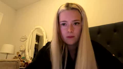 Snapshot of littleblonde010 chatting on 11/16/25, 07:41 Littleblonde010 online show from 11/16/25, 07:41