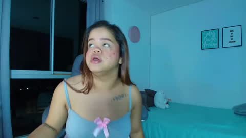 Snapshot of littlee_sophiee chatting on 01/03/25, 12:00 Sophie online show from 01/03/25, 12:00