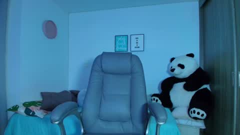 Snapshot of littlee_sophiee chatting on 01/04/25, 12:59 Sophie online show from 01/04/25, 12:59