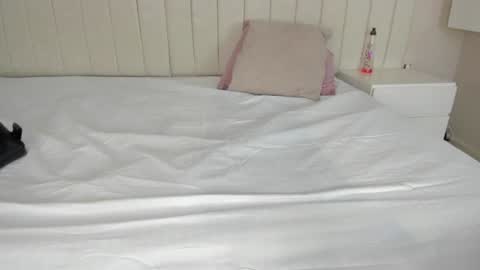 Snapshot of littleoliviia_ chatting on 02/03/25, 01:19 im olivia IG littleolivia01 online show from 02/03/25, 01:19