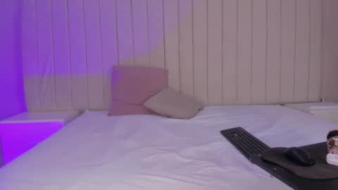 Snapshot of littleoliviia_ chatting on 02/04/25, 04:08 im olivia IG littleolivia01 online show from 02/04/25, 04:08