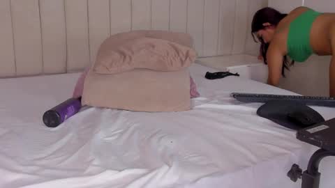 Snapshot of littleoliviia_ chatting on 02/21/25, 04:37 im olivia IG littleolivia01 online show from 02/21/25, 04:37