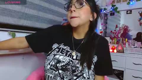 Snapshot of littlerouse_ chatting on 01/23/25, 02:02 Ruby Rouse online show from 01/23/25, 02:02