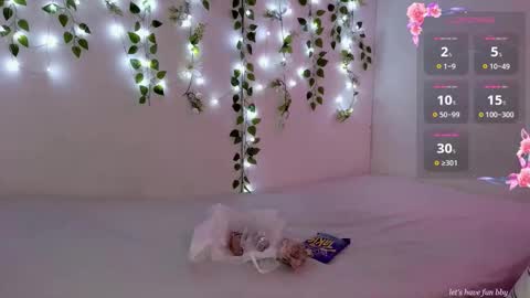 Snapshot of littlesun2216 chatting on 09/28/25, 12:16 Moon online show from 09/28/25, 12:16